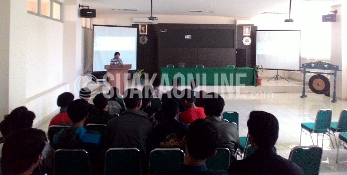 Ketua Pelaksana Kegiatan, Derayan Bima Alamsyah saat memberi sambutan pada pembukaan Pekan Olahraga Mahasiswa Teknik Informatika (Pormasi) 2016 di Aula Fakultas Sains Dan Teknologi UIN SGD Bandung, Sabtu (2/4/2016). (Devi Novitasari / Magang)