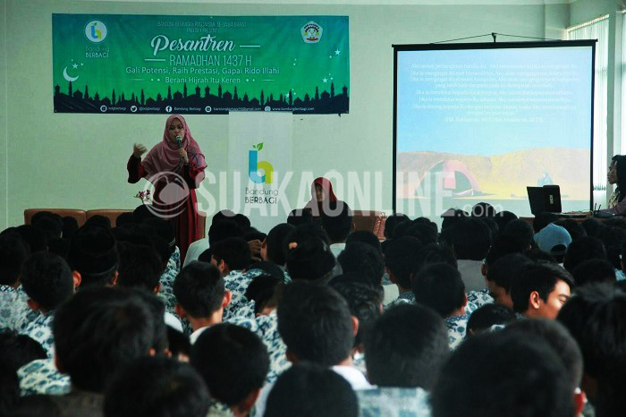 Dokter gigi ‘rimba’ Gracety Shabrina tengah menyampaikan materi diskusi tentang Hijrah itu Asyik, Berkorban itu Keren pada Pesantren Ramadhan bersama LSM Bandung Berbagi dan Pusdai SMK se- Jawa Barat, Selasa (14/6/2016) di Aula SMKN 6 Bandung. (SUAKA/ Rendy Muhammad)