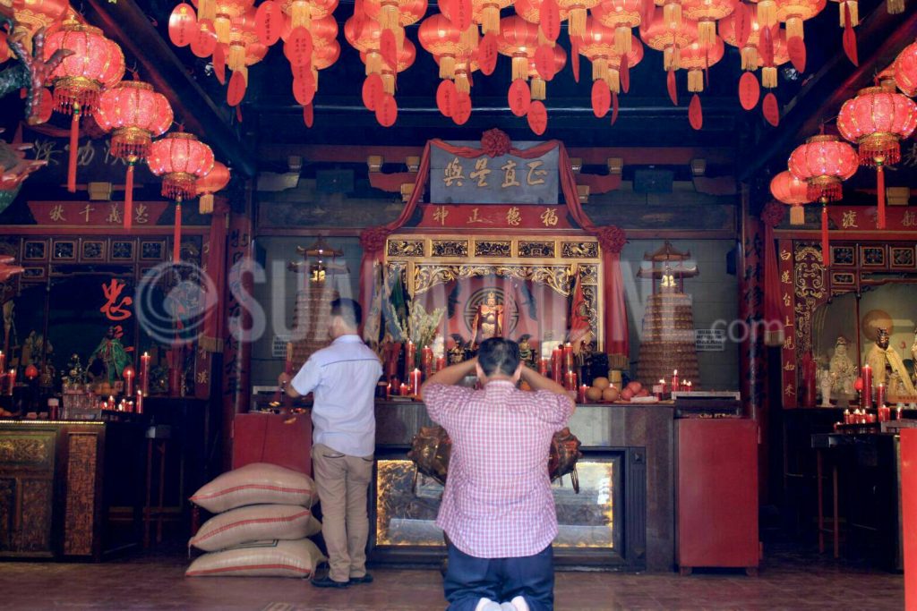 Etnis Tionghoa sedang bersembahyang di vihara Dhanagun, jalan Suryakencana, Kota Bogor, Jum'at (20/01/16). (Kontributor/ M. Ade Noveryza)