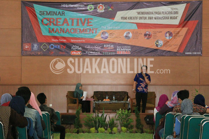 Dinas Koperasi dan UMKM Jawa Barat Achmad Rosyad menyampaikan materi tentang membangun rasa percaya diri yang kreatif untuk jiwa wirausaha muda dalam acara Creative Manajement yang diadakan HMJ Manajemen UIN SGD Bandung, Kamis (12/5/2016) di Gedung Anwar Musaddad. (Rendy Muhammad/ Magang)