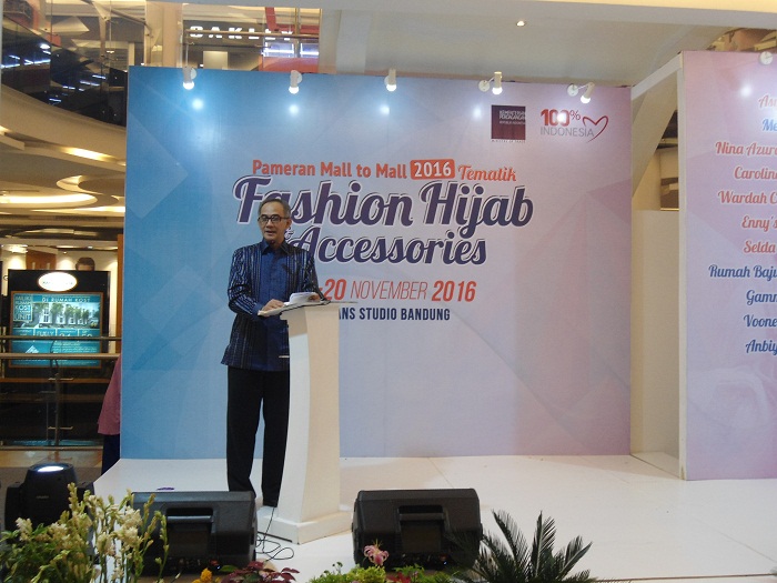 Jenderal Perdagangan Dalam Negeri Kemendag, Oke Nurwan sedang memberikan samburan dalam pembukaan pameran Mall to Mall Tematik Fahion Hijab dan Accessories di Trans Studi Mall, Bandung, Rabu (16/11/2016). (SUAKA / Ibnu Fauzi)