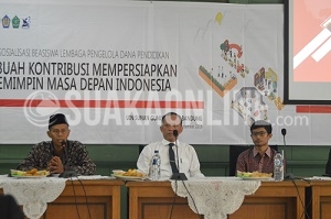 (Kiri) Warek III Muhtar Solihin, Rektor UIN SGD Bandung Mahmud dan tim LPDP, Muhammad Iqbal saat memberikan sosialisasi beasiswa Lembaga Pengelola Dana Pendidikan (LPDP) di Ruang Sidang Senat Gedung O. Djauharuddin AR, Selasa (27/9/2016). (Puji Fauziah/SUAKA)