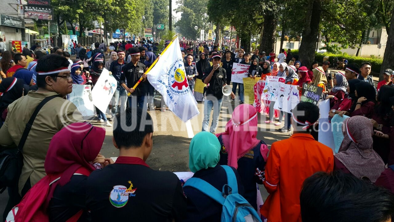 FKPMI menggelar aksi damai dalam rangka memperingati Hari Sumpah Pemuda, Minggu (30/10/2016) di Car Free Day Dago, Bandung. (Restia/Suaka)