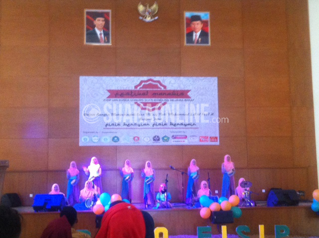 Penampilan salah satu grup marawis pada Festival Marawais FISIP UIN SGD Bandung, Sabtu (30/4/2016) di Gedung Anwar Musaddad. Festival pertama ini cukup menarik antusiasme 30 grup marawis di Jawa Barat. (Hasna Salma/ Magang)