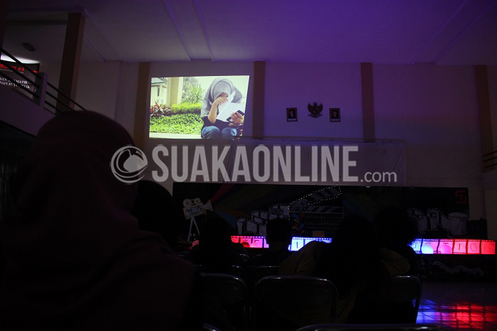 Salah satu film yang diputar pada Free Movie Festival yang digelar komunitas fim makers jurusan Konunikasi Penyiaran Islam (KPI) UIN SGD Bandung Free Film, Jum'at (27/52016) di Gedung Abjan Soelaeman. Beberapa komunitas film makers Bandung juga turut memeriahkan festival ini, seperti Komunitas Film ISBI, Satu Lensa, dan Komunitas Vendour. (SUAKA/Elya Rhafsanzani)