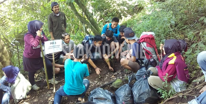 Mahasiswa Agroteknologi UIN SGD Bandung melakukan aksi tanam pohon dan pungut sampah di Gunung Manglayang kabupaten Bandung, Minggu (24/04/2016). Aksi ini merupakan bakti terhadap lingkungan dalam peringatan Hari Bumi.