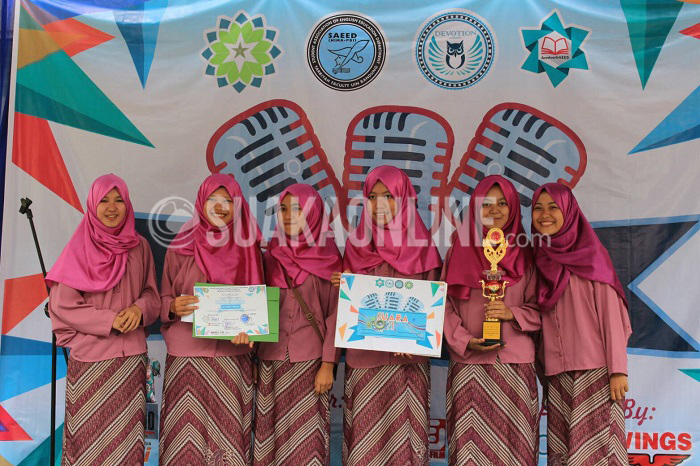 Pemenang Voice Group Competitions grup Harmoni Manistik berfoto bersama usai menerima hadiah dari penyelenggara Himpunan Mahasiswa Jurusan (HMJ) Pendidikan Bahasa Inggris (PBI) UIN SGD Bandung, Sabtu (30/4/2016) di lapangan Gazebo. Grup vokal ini mengawinkan double juara dengan tahun lalu. (Doni Anggola/ Magang)