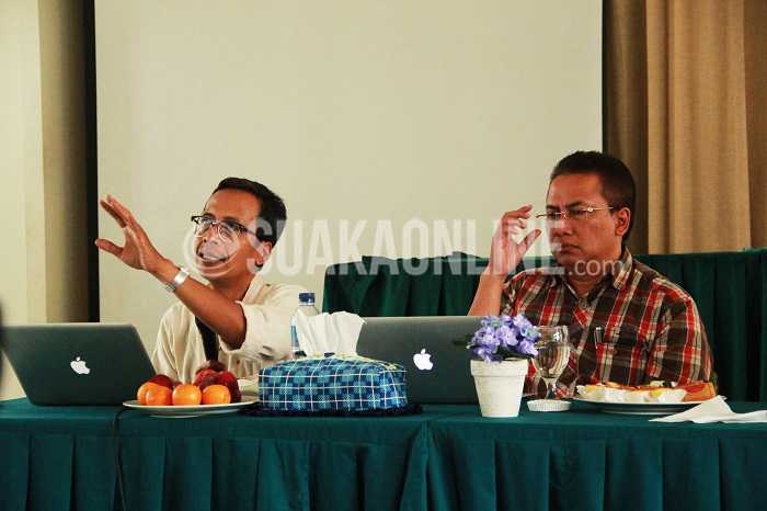 Budayawan, Hawe Setiawan (kiri) dan Pemimpin Perusahaan Tribun Jabar, Pitoyo (kanan) saat mengisi diskusi yang bertemakan “Kematian Media Cetak”, di Aula Fakultas Dakwah dan Komunikasi UIN Bandung, Selasa (17/5/2016). Diskusi yang berlangsung selama dua jam tersebut berhasil menyita perhatian civitas akademika Fakultas Dakwah dan Komunikasi khususnya dosen pengampu Ilmu Komunikasi. (SUAKA / Ridwan Alawi)