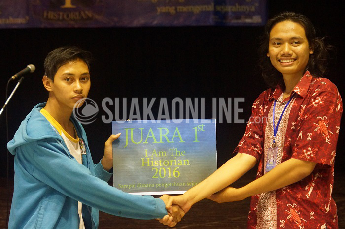 Pemenang lomba Ranking Satu Yunus (kiri) menerima hadiah dari panitia acara I Am the Historian, Sabtu (21/5/2016) yang diselenggarakan Himpunan Mahasiswa Sejarah (HImase) Universitas Padjajaran (Unpad) di Pusat Studi Bahasa Jepang Fakultas Ilmu Budaya. Lomba ini menjadi salah satu ajakan pada masyarakat untk tidak pernah melupakan sejarah dan tak menggapnya sebagai angin lalu. (SUAKA/ Delvia Yosa)