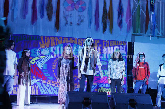 Salah satu pasangan peserta lomba Fashion Show dengan tema Hippies turut memeriahkan Anniversary ke- 18 jurusan Jurnalistik UIN SGD Bandung, Jum’at (13/5/2016) di Gedung Abjan Soelaeman. Dalam perayaan ini seluruh hadirin mengenkan dress code (kostum) bergaya Hippies, hingga mampu menghadirkan realitas baru zaman Hippies tahun 60-an. (Mohammad Aziz Pratomo/ Magang)