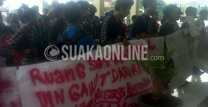 Mahasiswa yang tergabung dalam Ruang Suara Universitas (RSU) melakukan unjuk rasa di depan gedung Rektorat, Kamis (31/3/2016). Mereka menuntut para Wakil Rektor (Warek) dan para Dekan perihal transparansi anggaran baik regulisai, alokasi serta distribusi anggaran praktikum, UKT/BKT dan beasiswa. (Yosep Saepul Ramdan / Magang)