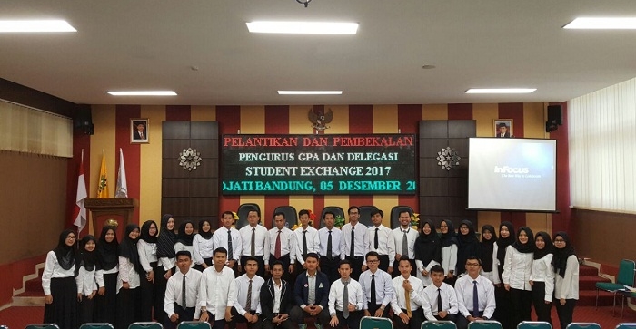 Para pengurus Global Partnership Association (GPA) tengah foto bersama setelah pelantikan di Aula lantai 1, FISIP, Senin (5/12/2016). GPA adalah organisasi yang berada dibawah naungan Bidang Kerjasama FISIP. Para pengurus GPA merupakan mahasiswa-mahasiswa yang menjadi delegasi di kegiatan pertukaran pelajar antara FISIP SGD Bandung dengan Universitas Malaya, Malaysia pertengahan Februari 2017 nanti. (SUAKA / Nunung Nurhayati)