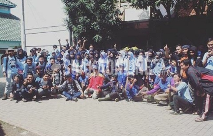 Mahasiswa jurusan Komunikasi Penyiaran Islam (KPI) UIN SGD Bandung foto bersama dengan Pasukan Gober sebelum melakukan kegiatan bakti sosial pungut sampah di sekitar kampus dan desa Cipadung, Senin (2/5/2016). (Fitri Febrianti Muhimatul Khoiroh / Magang)
