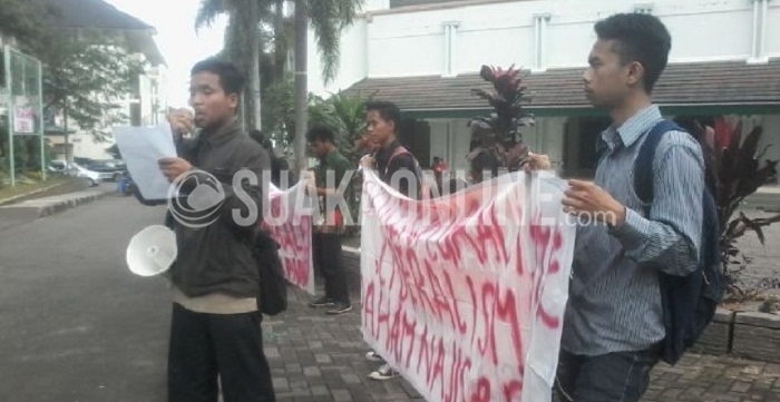 Massa aksi yang tegabung dalam Aliansi Mahasiswa Islam sedang membentangkan sepanduk berisi penolakan terhadap liberalisme di depan Fakultas Ushuludin, Senin (9/5/2016). Aksi ini dipicu oleh kabar kedatangan tokoh Jaringan Islam Liberal (JIL) Ulil Abshar Abdallah dan tokoh Syi’ah, Jalaludin Rahmat dalam acara Diskusi Lintas Mazhab yang digelar oleh Himpunan Mahasiswa Jurusan Perbandingan Mazhab dan Hukum. (Yosep Saepul Ramdan / Magang)