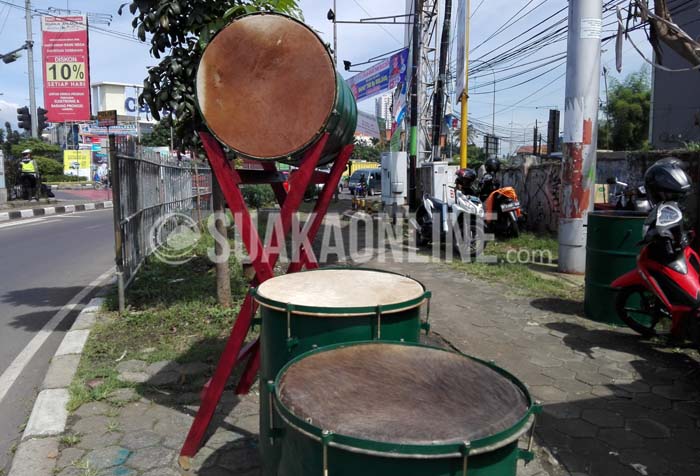 Beberapa bedug dipajang di Jalan Kiaraconding, Bandung, Penjualan bedug menurun saat Bulan Ramadhan. (Restia Aidila Joneva/SUAKA).