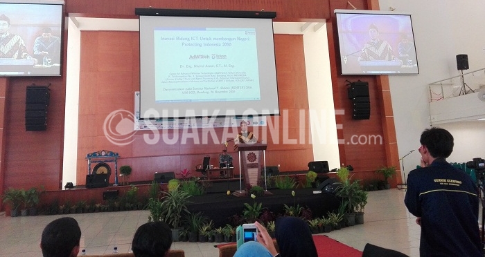 Salah satu pencipta jaringan 4G dari Indonesia, Khoirul Anwar tengah memberikan materi dalam Seminar Nasional jurusan Teknik Elektro Fakultas Sains dan Teknologi (Saintek) UIN SGD Bandung di Aula Anwar Musaddad, Sabtu (26/11/2016). Anwar memprediksi akan ada empat permasalahan yang dihadapi oleh Indonesia yaitu krisis air, bertumpu pada teknologi dan media sosial 2043, komunikasi antar mesin di era 5G di tahun 2020 dan mengontruksi informasi yang saat ini mulai dilakukan di tahun 2016 ini. (SUAKA / Restia Aidila Joneva)