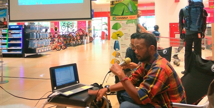Fotografer Kompas Bandung, Rony Arianto Nugroho saat mengisi diskusi dalam Consina Sharing Travel Dokumentary, di Transmart Cipadung, Bandung, Sabtu (26/11/2016). Fotografer Kompas Bandung, Rony Arianto Nugroho menjelaskan foto harus dilakukan dengan pendekatan rasa. (SUAKA / Dadan M. Ridwan)