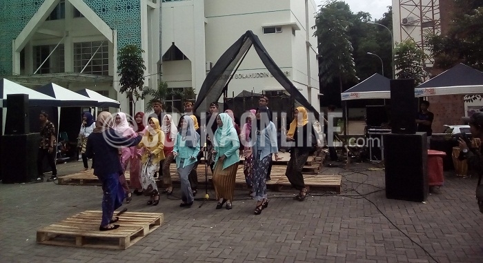 Beberapa peserta Pekan Seni Jurnalistik (PSJ) tengah menunjukkan penampilannya di pelataran Aula Anwar Musaddad UIN SGD Bandung, Sabtu (3/12/2016). Acara ini merupakan acara tahuna yang digelar oleh bidang Seni BEM-J Jurnalistik. (SUAKA / Ayu Isnaini)