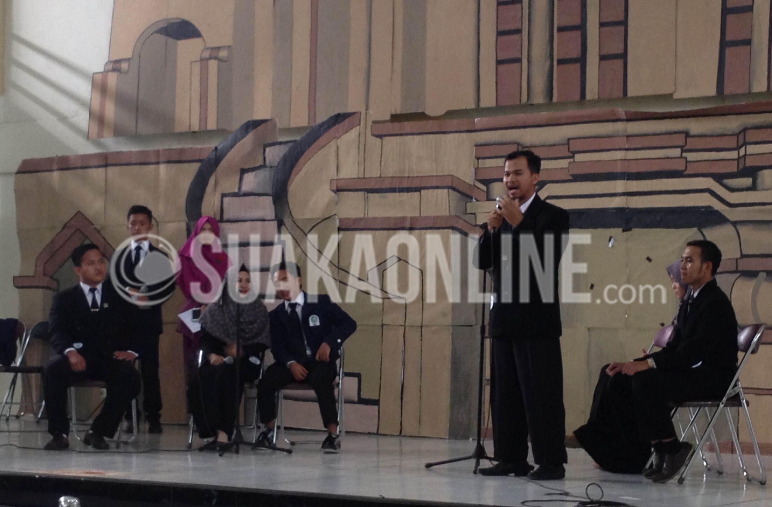 Debat kandidat Duta Bahasa (Dubas) dalam Grand Final pemilihan Putra dan Putri Dubas UIN Bandung yang diselenggarakan Lembaga Pengembangan Bahasa UIN Bandung dengan mengusung tema never life your cukture di gedung Abdjan Soelaeman, Jumat (02/12/2016).