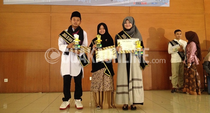 (Dari kiri) Randi Hardiansyah, Euis Wida Ningsih dan Astri Rengganis terpilih menjadi juara dalam kegiatan pemilihan Duta Da'i Komunikasi, Informasi dan Edukasi Keluarga Berencana (KIE KB) 2016 yang diselenggarakan di aula Anwar Musaddad UIN SGD Bandung, Rabu (07/12/2016). Kegiatan yang diselenggarakan oleh Pusat Informasi Konseling Mahasiswa (Pikma) UIN Bandung tersebut diharapkan mampu mensosialisasikan program pemerintah terutama program Keluarga Berencana (KB). (SUAKA / Isma Dwi A.)