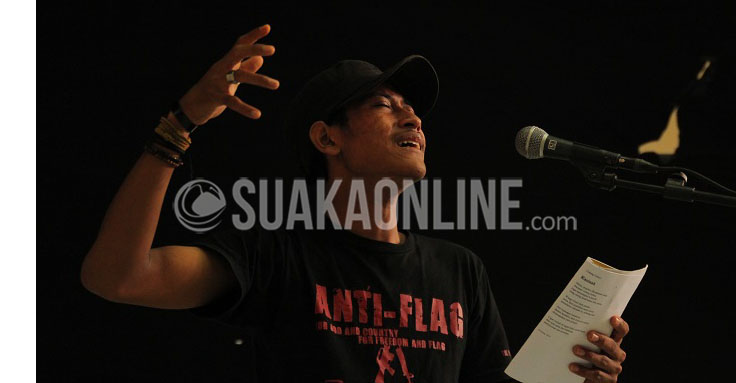 penampilan dari perwakilan Pena Terpasung saat menampilkan monolog diacara diskusi dan bedah film "Pulau Buru Tanah Air Beta"