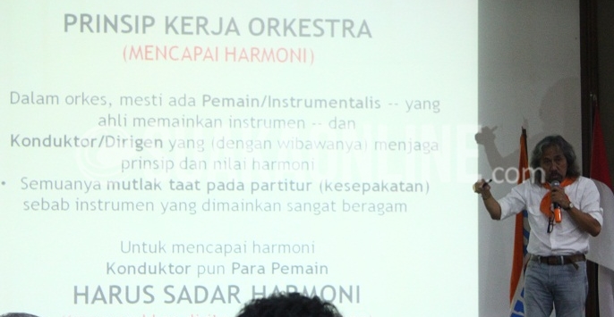 Budayawan, Aat Soeratin sedang memberikan materi di acara Gelar Wacana dan Pameran yang bertema "Inspirasi Muda Menjelajahi Nusantara" yang diadakan oleh Organisasi alam bebas Wanadri di Aula Museum Geologi, Bandung, Sabtu (19/11/2016). (SUAKA / Galih Muhamad)