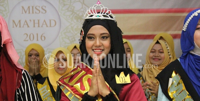 Pemenang Miss Ma’had 2016, Nuraprianti Dewi saat menerima mahkota di Aula Gedung Baru Ma’had Al-Jamiah, Sabtu (2/4/2016). Untuk pemenang kategori Miss Tahsin dan Tahfidz dimenangkan oleh Vida Ravida, Miss Talent disandang oleh Elis Nurawaliah, Miss Language dimenangkan Tiara Dwi Nurwahidah, Miss Fashion dimenangkan oleh Indah Tri Amalia, dan Miss Favourite dimenangkan oleh Ariana Nurul Wahidah. (Puji Fauziah / Magang)