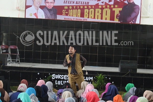Abi Fakhri sedang menyampaikan materi mengenai sukses sebelum kuliah dalam acara motivasi akbar se-Jawa Barat yang digelar oleh HBB Community, Sabtu (1/10/2016) di Aula Abdjan Soelaiman. (Elya Rhafsanzani/Suaka)