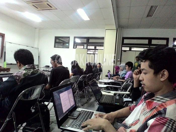 Salah satu peserta pelatihan Indonesai Android Kejar serius mengikuti pelatihan ini, Minggu (10/4/2016) di Laboratorium Teknologi V ITB. Indonesia Kejar Android adalah program yang diinisiasikan Google Developers untuk mendukung developers Indonesia hingga tahun 2020. (Ayu Isnaini/ Magang)