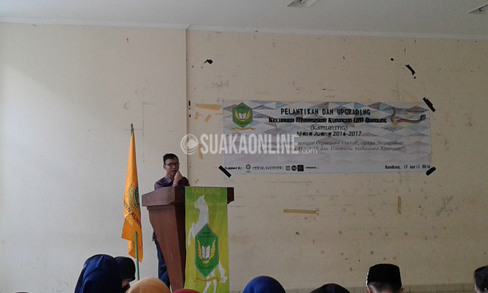 Ketua umum Keluarga Mahasiswa Kuningan (KMK) Bandung Raya, Ishaq saat membacakan Surat Keputusan (SK) kepengurusan organisasi daerah Kamuning UIN SGD Bandung, Minggu (17/4/2016) di aula Student Center (SC). (Puji Fauziah/ Magang)