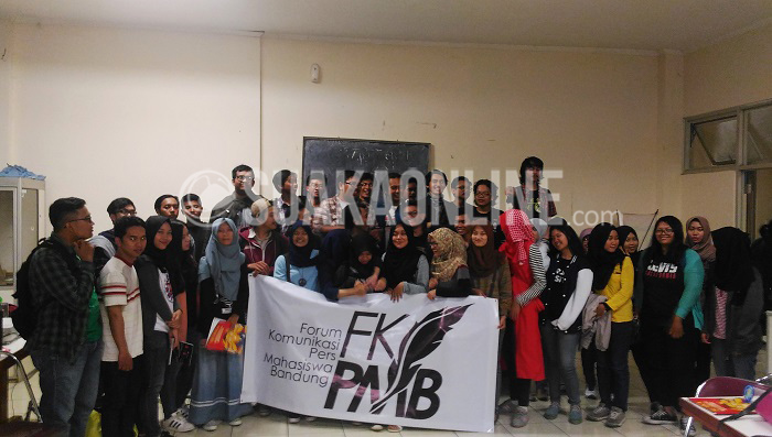 Seluruh anggota Forum KOmunikasi Pers Mahasiswa Bandung berfoto bersama usai melakukan diskusi bulanan dan launching website dalam perayaan hari ulang tahun kelima FKPMB, Jum'at (13/5/2016) di Koperasi Mahasiswa (Kopma) UIN SGD Bandung. Peluncuran website ini menjadi kado terindah bagi FKPMB sendiri. (SUAKA/ Ridwan Alawi) 