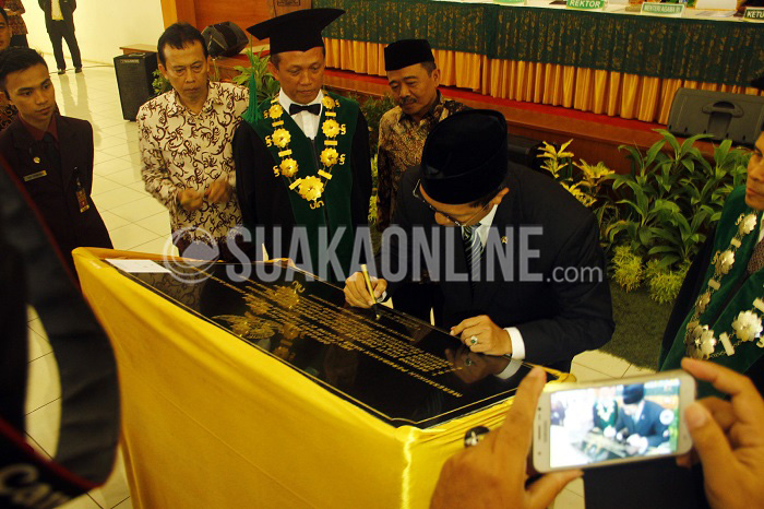 Menteri Agama Republik Indonesia Lukman Hakim Saifuddin meresmikan perubahan nama beberapa gedung di UIN Sunan Gunung Djati Bandung dengan menandatangani prasasti marmer peresmian, Jum'at (8/4/2016) di Gedung Anwar Musaddad. Nama baru untuk lima gedung antara lain, Aula Multipurpose menjadi Gedung Anwar Musaddad, Auditorium (Aula lama) menjadi Gedung Abjan Soelaeman, Laboratorium Terpadu menjadi Gedung Solahudin Sanusi, Gedung Al-Jamiah menjadi gedung O. Djauharuddin AR, dan Perpustakaan menjadi gedung Rachmat Djatnika. (Mohammad Aziz/ Magang)