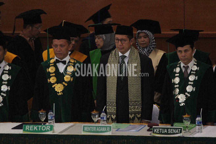 Dari kiri, Rektor UIN SGD Bandung Mahmud, Menteri Agama Republik Indonesia Lukman Hakim Said, dan Ketua Senat Universitas UIN SGD Bandung Nanat Fatah Natsir pada acara puncak Dies Natalis ke- 48 UIN SGD Bandung, Jum'at (8/4/2016) di Gedung Anwar Musaddad. Dalam kesempatan ini juga Lukman Hakim meresmikan nama baru untuk beberapa gedung di UIN Bandung. (Muhammad Ade/ Magang)