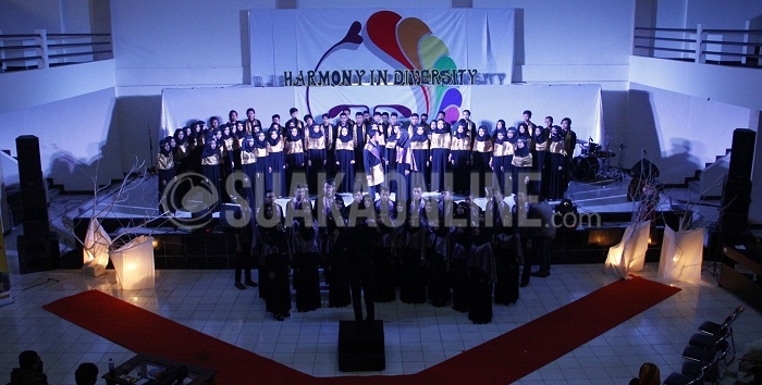 Anggota Unit Kegiatan Mahasiswa (UKM) Paduan Suara Mahasiswa (PSM) saat tampil di malam puncak Gebyar Seni PSM ke – 18 di Auditorium Abdjan Soelaeman, Minggu (8/5/2016). Acara yang bertajuk “Harmony In Diversity” ini digelar selama tiga hari, sejak hari Jum’at (6/5/2016) hingga Minggu (8/5/2016). (Mohammad Aziz Pratomo / Magang)