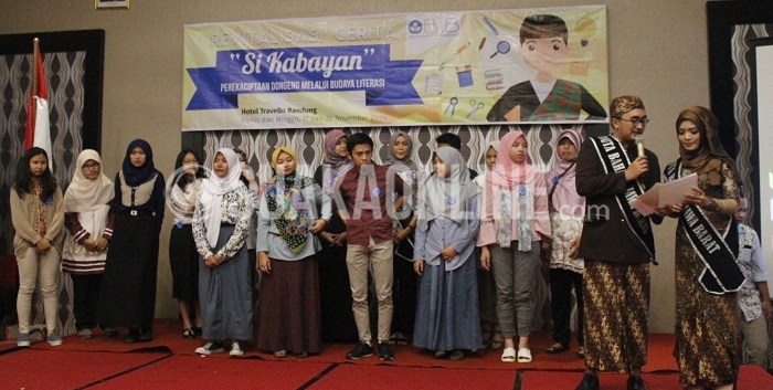 Pembawa acara (kiri) mengumumkan 15 pemenang lomba mendongeng yang digelar olah Balai Bahasa Jawa Barat bersama Ikatan Duta Bahasa Jawa Barat dengan tema Revitalisasi Cerita Kabayan yang bertempat di hotel Travello Jalan Setiabudhi, Minggu (20/11/2016). (SUAKA / Rendy M. Muthaqin)