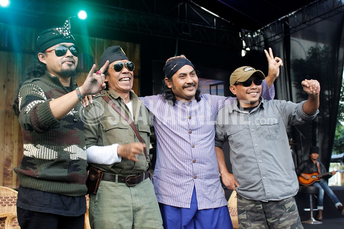 (Dari kiri) ‘Empat Presiden’ Man Jasad, Budi Dalton, Zastrow Ngatawi, dan Pidi Baiq berfoto bersama usai Talkshow 4 Presiden pada peringatan hari lingkungan hidup sedunia Unit Kegiatan Mahasiswa (UKM) Mahasiswa Pecinta Kelestarian Alam (Mahapeka) bersama Djarum Coklat Dot Com (DCDC) Ngabuburit, Sabtu (11/6/2016) di Taman Gedung Anwar Musaddad. Tenbang ‘Ibu’ karya Iwan Fals yang dibawakan penyanyi Solo Rock Budi Cilok menutup pagelaran ini. (SUAKA/ Ricky Priangga)