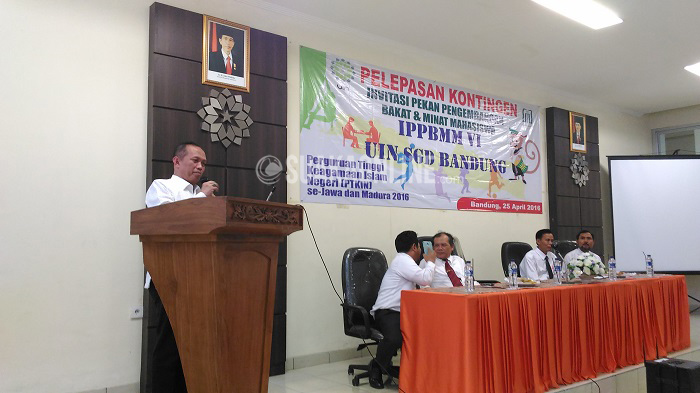 Rektor UIN SGD Bandung Mahmud menyampaikan nasihatnya sebelum melepas kontingen UIN Bandung ke IPPBMM VI, Senin (25/4/2016) di Aula Lecture Hall (LH).