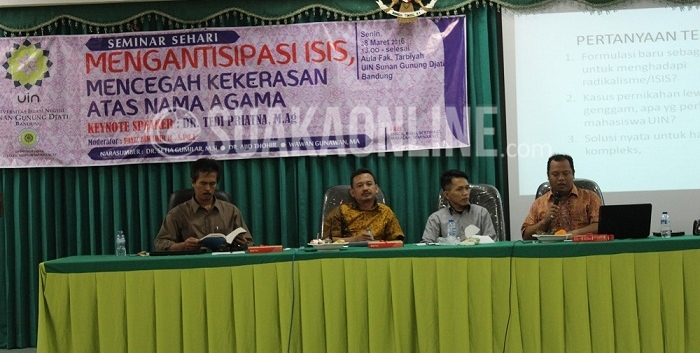 (Dari kiri) kepala Departemen Dakwah dan Pembinaan Masyarakat Majelis Ulama Indonesia (MUI) Jawa Barat; Ajid Tohir, Akademsi Adab dan Humaniora; Setia Gumilar, Moderator; Fadly, Peneliti dan Penggiat Jaringan Kerukunan Antar Umat Beragama (Jakatarub); Wawan Gunawan Saat menyampaikan materi dalam Seminar Sehari di Aula Fakultas Tarbiyah dan Keguruan UIN SGD Bandung, Senin (28/3/2016). (Puji Fauziah/Magang)