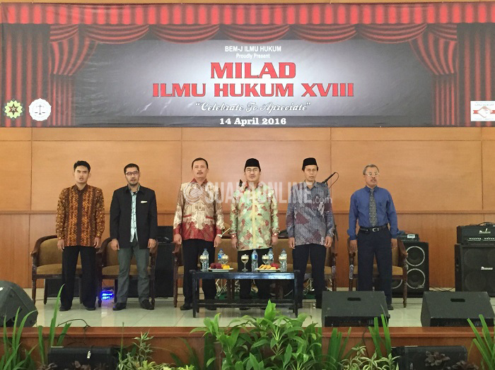 Dari kiri, ketua Jurusan Ilmu Hukum Utang Rosidin, wadek III FSH Dudang Gojali, dekan FSH Ah. Fathonih, ketua Dewan Kehormatan Penyelenggara Pemilu (DKPP) Jimly Asshiddiqie, warek III Muhtar Solihin, dan ketua ICMI Jabar M. Najib dalam seminar nasional yang dihelat BEM-J Ilmu Hukum pada Milad Ilmu Hukum ke- 18, Kamis (14/4/2016). (Khairul Umam/ Magang)