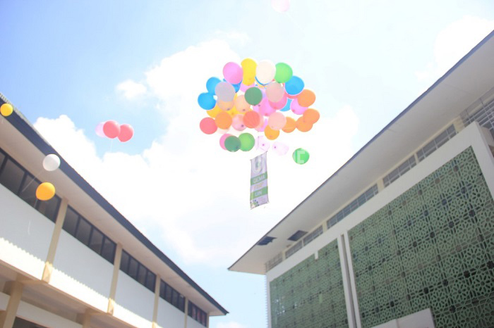 Pelepasan balon udara menjadi simbolisasi dibukanya Montekar Cup oleh Dekan FISIP UIN SGD Bandung, Senin (18/4/2016) di pelataran Gedung Abjan Soelaeman. (Dok. Montekar Cup)