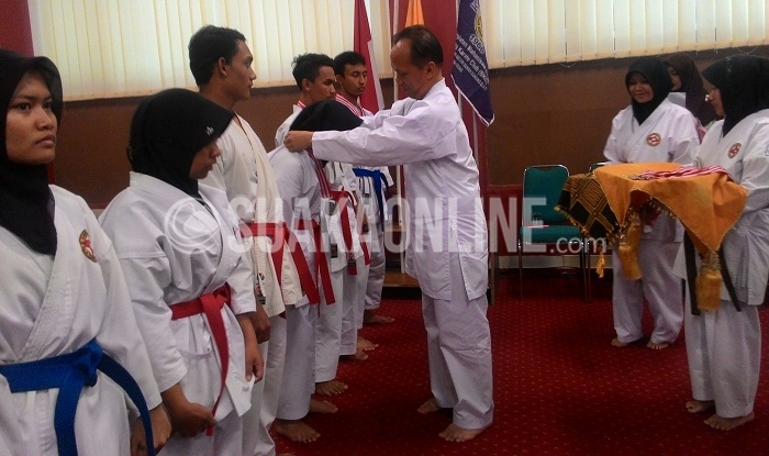 Rektor UIN SGD Bandung, Mahmud saat memberikan medali kepada para Atlet Berprestasi Unit Kegiatan Mahasiswa (UKM) Bandung Karate Club (BKC) UIN SGD Bandung, di Aula Utama FISIP, Senin (21/11/2016)
