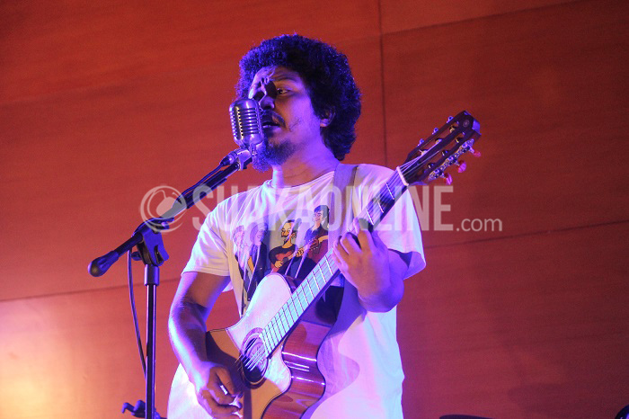 Penampilan band bergenre folk Payung Teduh turut menarik antusiasme pengunjung dan fans di Jawa Barat pada acara FISIP Awards yang diselenggarakan Dewan Mahasiswa (Dema) Fakultas Ilmu Politik dan Ilmu Sosial (FISIP) UIN SGD Bandung, Senin (16/5/2016) di Gedung Anwar Musaddad. Panitia mencatat sekitar 2800 pengunjung yang hadir dari berbagai daerah, seperti Kabupaten Bandung Barat, Sukabumi, Cianjur, Cirebon, bahkan Kebumen. (Elya Rhafsanzani/ Magang)