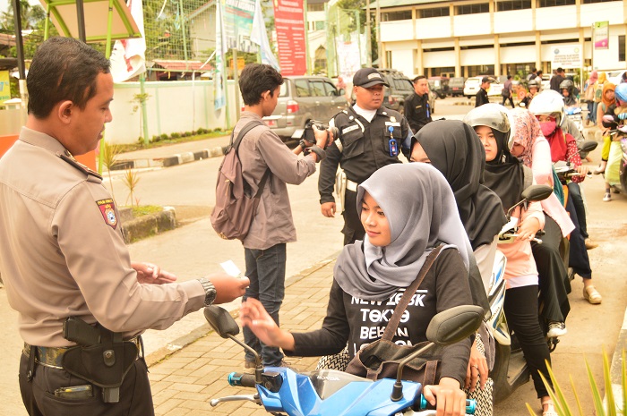Antrean panjang pengendara sepeda motor menunggu giliran pemeriksaan STNK, Kamis (24/3/2016) di gerbang UIN SGD Bandung. Pemeriksaan STNK mendadak ini dilakukan karena banyaknya laporan kehilangan kendaraan dari mahasiswa UIN SGD Bandung. (Muhammad Ade/ Magang)