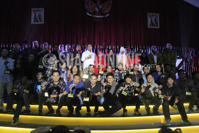 Foto Bersama, -- Menteri Komunikasi dan Informasi (Kominfo Republik Indonesia, Rudiantara, bersama keluarga pewarta foto senior, Alm. Zaenal Efendi, dan para pemenang nominasi penghargaan berfoto bersama setelah Anugerah Penghargaan Pewarta Foto Indonesia (APFI) 2016 di Gedung Merdeka, Jalan Asia Afrika, Kota Bandung, Sabtu (9/4/2016). Acara PFI ini bertujuan untuk memberikan apresiasi kepada para pewarta foto indonesia yang telah berkontribusi dalam dunia fotografi jurnalistik. Penghargaan ini meliputi 9 kategori foto jurnalistik, cityzen journalism, kategori foto essay dan photo of the year. (Kavin Faza/ Magang)