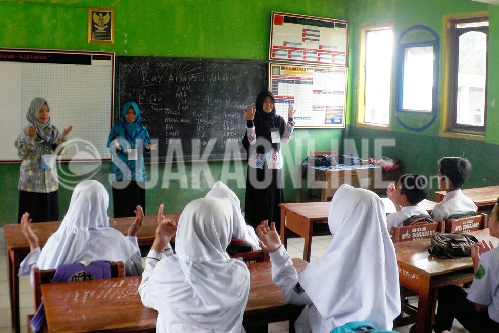 alah satu anggota komunitas Ranca sedang mengajar di kelas MTs Sukasari dalam acara Pengabdian yang dilakukan di Desa Cibeureum Kecamatan Kertasari Kabupaten Bandung (09/01/17). (SUAKA/ Nizar Al-Fadhillah)