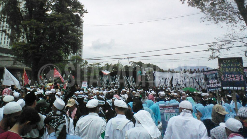 Ribuan umat Islam melakukan aksi bela Ulama di depan gedung sate, Bandung, Jawa Barat, Kamis (26/1/2017). (Puji Fauziah/ SUAKA)