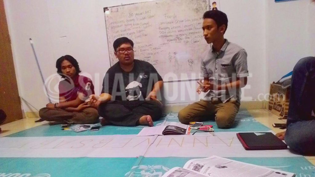 Pemimpin LPM Suaka periode 2016, Robby Darmawan dan ketua Himpunan Mahasiswa Islam (HMI) cabang Kabupaten Bandung, Muhammad Bambang saat berdialog terkait keberatan pemberitaan di dalam majalah LPM Suaka edisi tahun 2016. Bertempat di sekretariat LPM Suaka Gedung Student Centre lantai 3, Jumat (3/2/2017). (Anisa Dewi Anggri Aeni/ SUAKA)