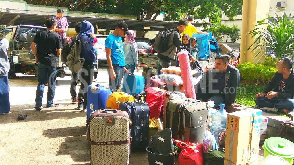 Mahasiswa KKN Sisdamas 2017 sedang melakukan pengangkutan barang keperluan selama KKN di depan Gedung O. Djauharudin AR, Selasa (7/2/2017). Barang-barang tersebut diangkut sebelum mahasiswa berangkat menggunakan bus Damri dini hari nanti. (SUAKA/ Dadan M. Ridwan)
