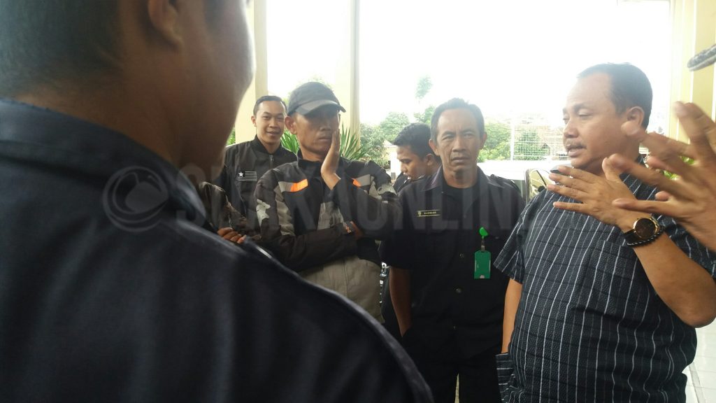 Bagian Umum, Fathujaman saat berdialog dengan satpam yang menolak untuk menandatangani surat pernyataan telah menerima fasilitas satpam. Selain itu satpam menginginkan transparansi soal gaji mereka. Bertempat di depan Gedung O. Djauharudin AR, Kamis (9/2/2017). (SUAKA/ Muhammad Iqbal)