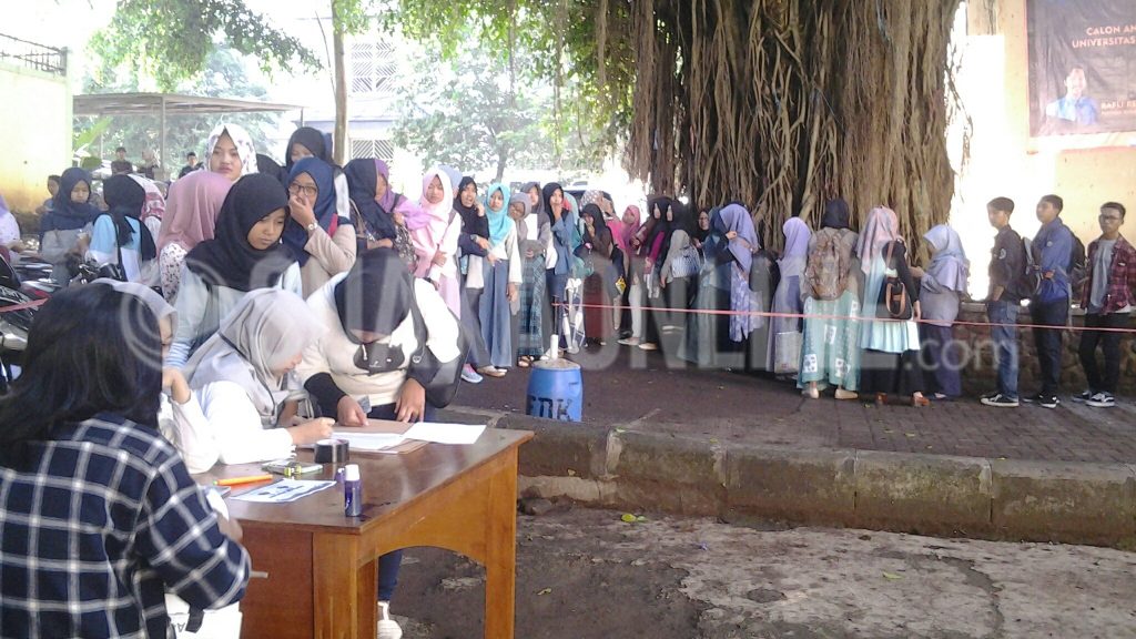 Antrean mahasiswa Fakultas Dakwah dan Komunikasi saat mengisi absen dan mengambil surat suara pada Pemilu Raya Dema FDK. Kamis (23/2/2017) Di Bawah Pohon Rindang. (Yudistira/ Magang)